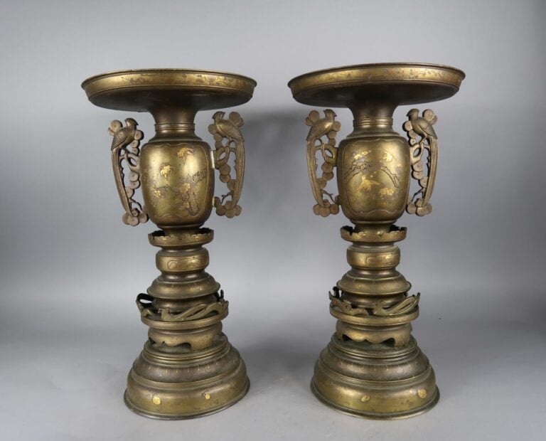 Japon - Epoque MEIJI (1868 - 1912) - Paire de vases usubata en bronze à décor i…
