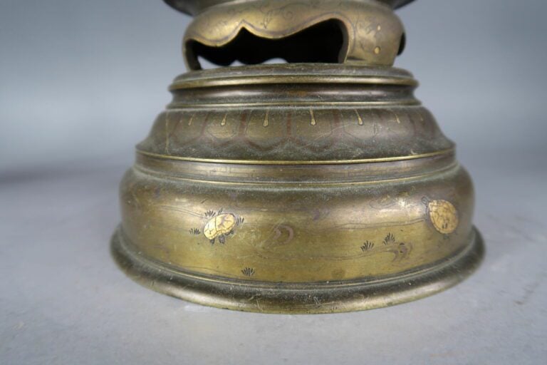 Japon - Epoque MEIJI (1868 - 1912) - Paire de vases usubata en bronze à décor i…