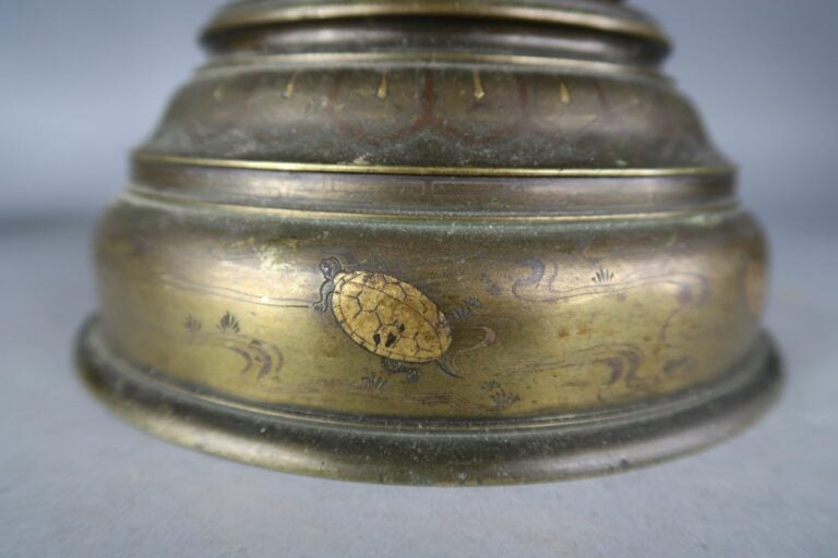 Japon - Epoque MEIJI (1868 - 1912) - Paire de vases usubata en bronze à décor i…