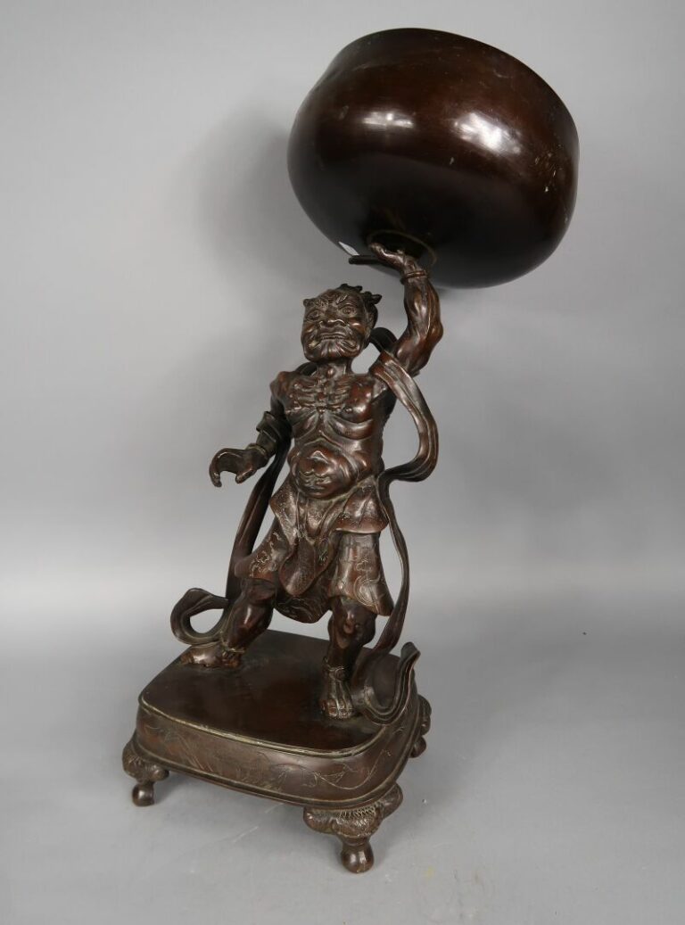 Japon, Fin XIXe siècle - Sujet en bronze patiné représentant un ascète se tenan…
