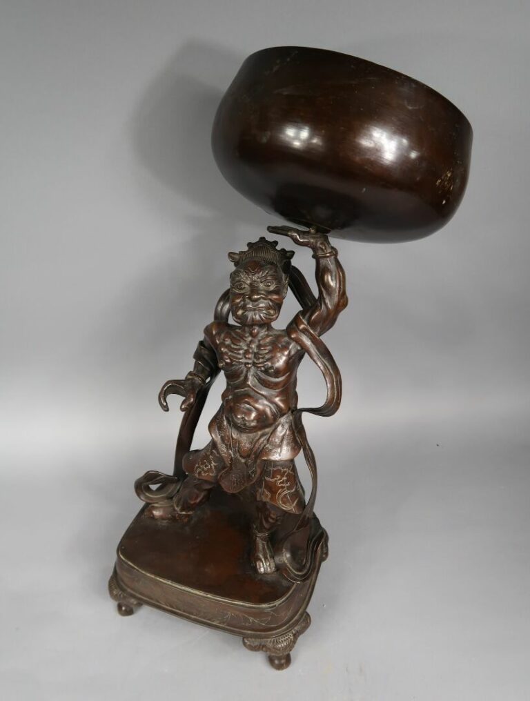 Japon, Fin XIXe siècle - Sujet en bronze patiné représentant un ascète se tenan…