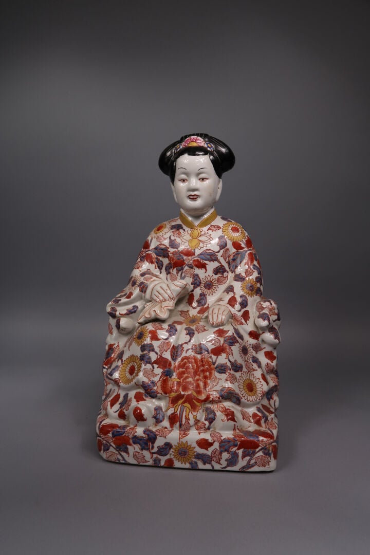 Japon - Grande sculpture en porcelaine émaillée dans le goût IMARI représentant…