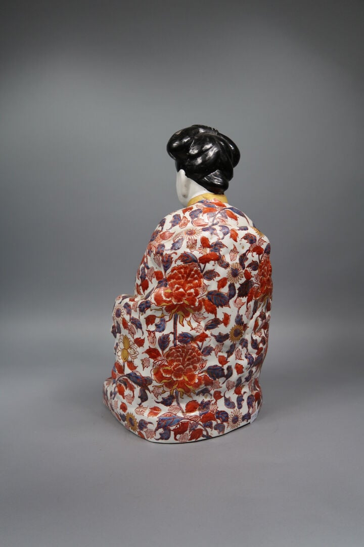 Japon - Grande sculpture en porcelaine émaillée dans le goût IMARI représentant…
