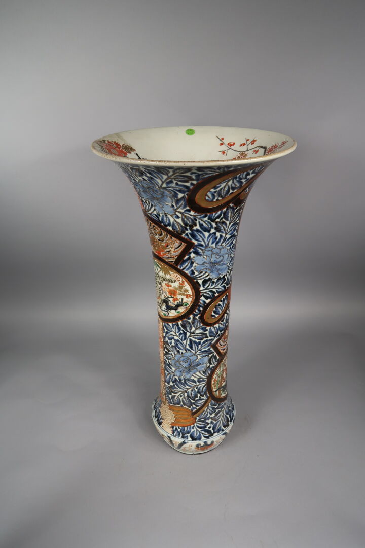 Japon, Imari - Epoque EDO (1603 - 1868), XVIIIe siècle - Important vase cornet…