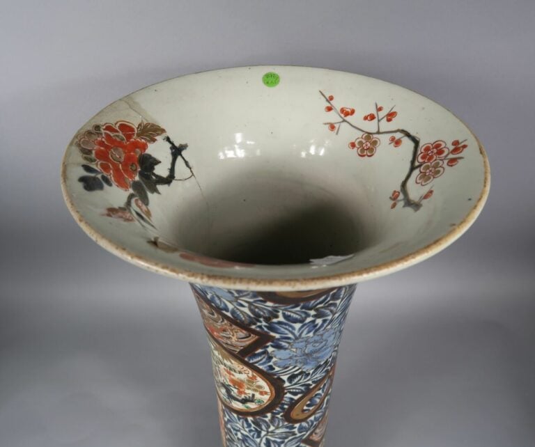 Japon, Imari - Epoque EDO (1603 - 1868), XVIIIe siècle - Important vase cornet…