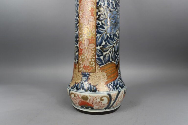 Japon, Imari - Epoque EDO (1603 - 1868), XVIIIe siècle - Important vase cornet…