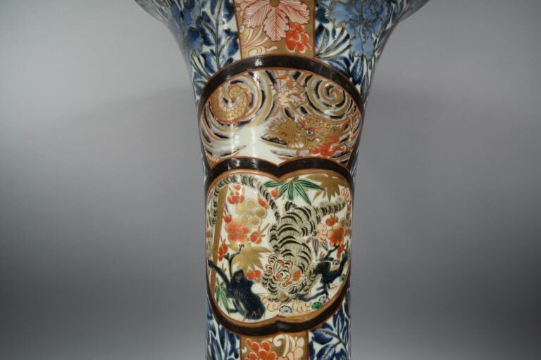 Japon, Imari - Epoque EDO (1603 - 1868), XVIIIe siècle - Important vase cornet…