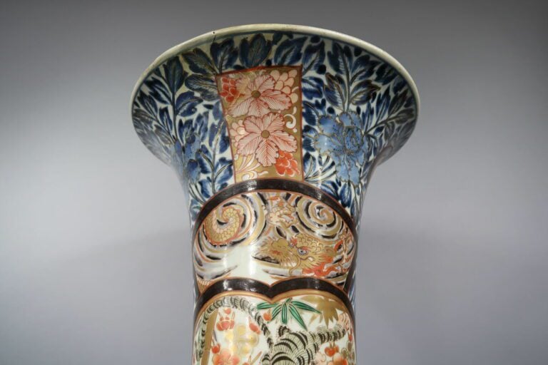 Japon, Imari - Epoque EDO (1603 - 1868), XVIIIe siècle - Important vase cornet…