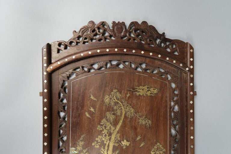 Japon - Panneau de bois sculpté avec incrustation de nacre et laiton à décor de…