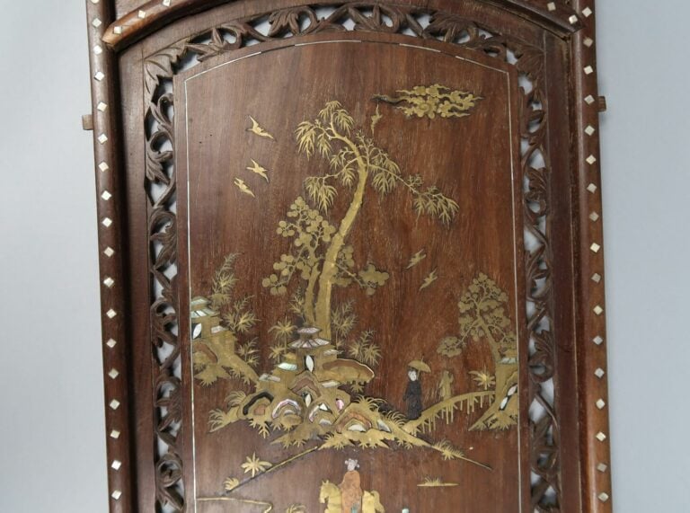 Japon - Panneau de bois sculpté avec incrustation de nacre et laiton à décor de…