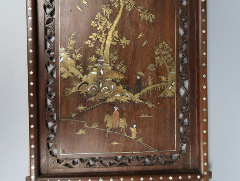 Japon - Panneau de bois sculpté avec incrustation de nacre et laiton à décor de…