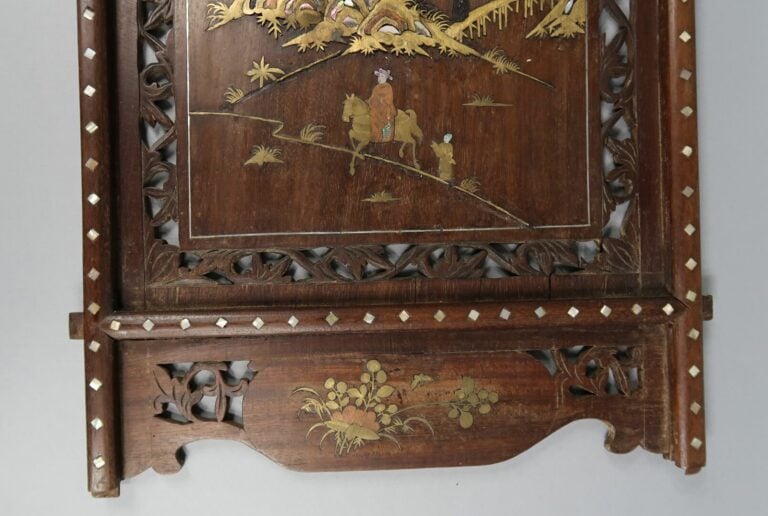 Japon - Panneau de bois sculpté avec incrustation de nacre et laiton à décor de…