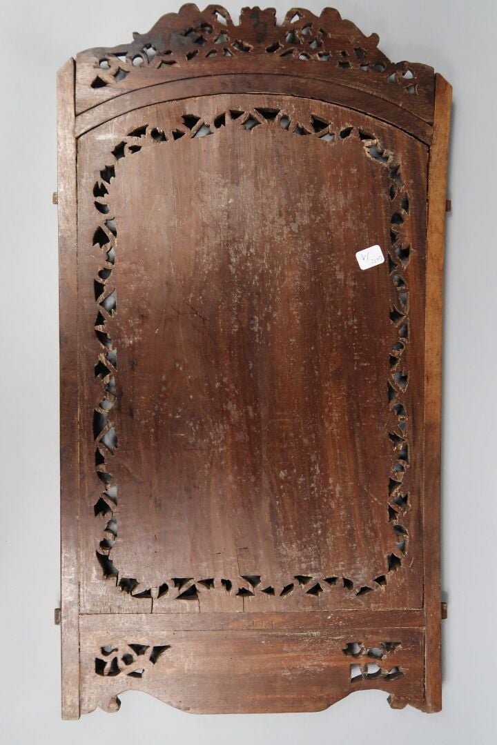 Japon - Panneau de bois sculpté avec incrustation de nacre et laiton à décor de…