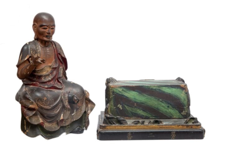 Japon, Période EDO - Grande sculpture d'u rakan / Arhat en bois laqué. Composé…