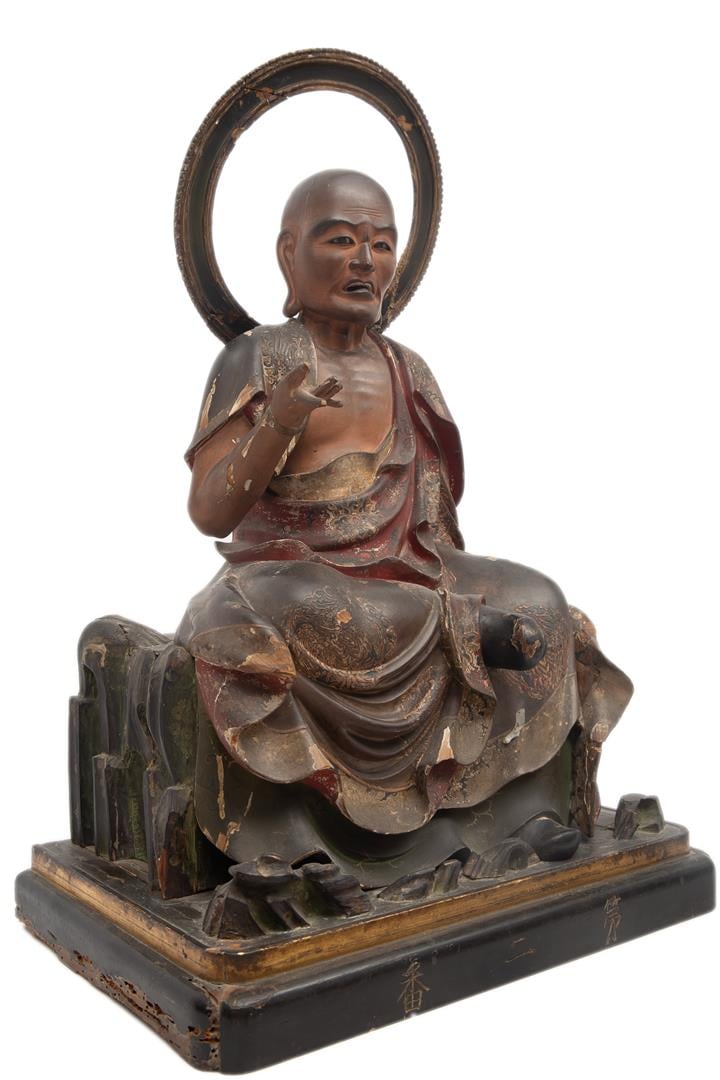 Japon, Période EDO - Grande sculpture d'u rakan / Arhat en bois laqué. Composé…