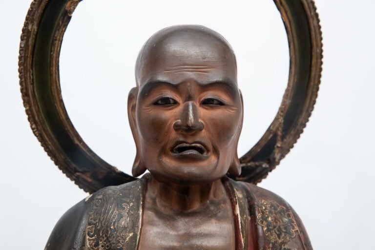 Japon, Période EDO - Grande sculpture d'u rakan / Arhat en bois laqué. Composé…
