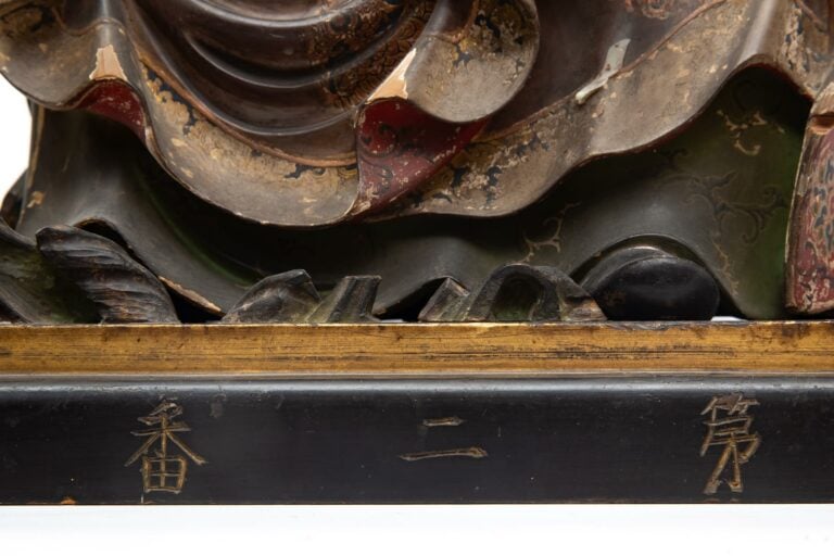 Japon, Période EDO - Grande sculpture d'u rakan / Arhat en bois laqué. Composé…