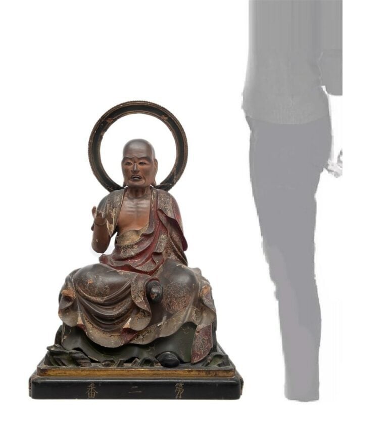 Japon, Période EDO - Grande sculpture d'u rakan / Arhat en bois laqué. Composé…