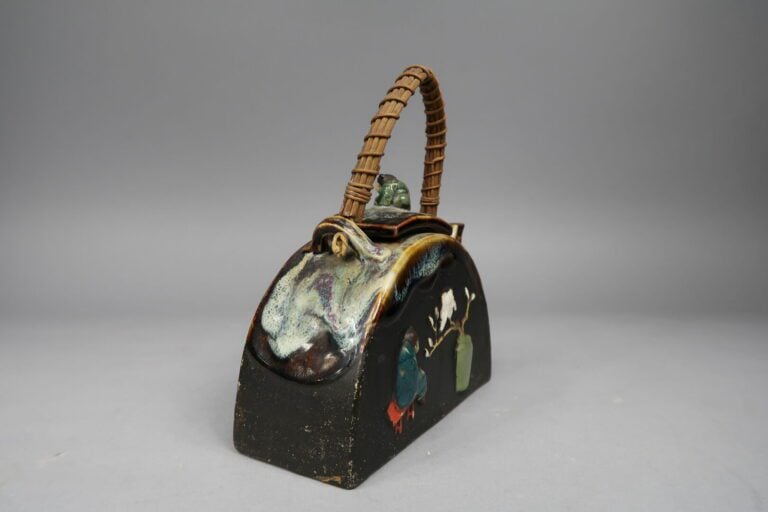 Japon - Théière de forme demi lune en grés émaillé et flammé à décor en léger r…
