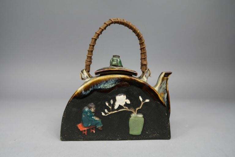 Japon - Théière de forme demi lune en grés émaillé et flammé à décor en léger r…