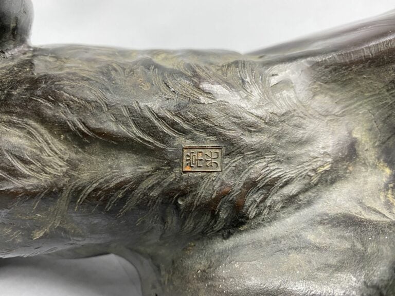 Japon - Tigre rugissant en bronze à patine brune, les yeux incrustés de sulfure…