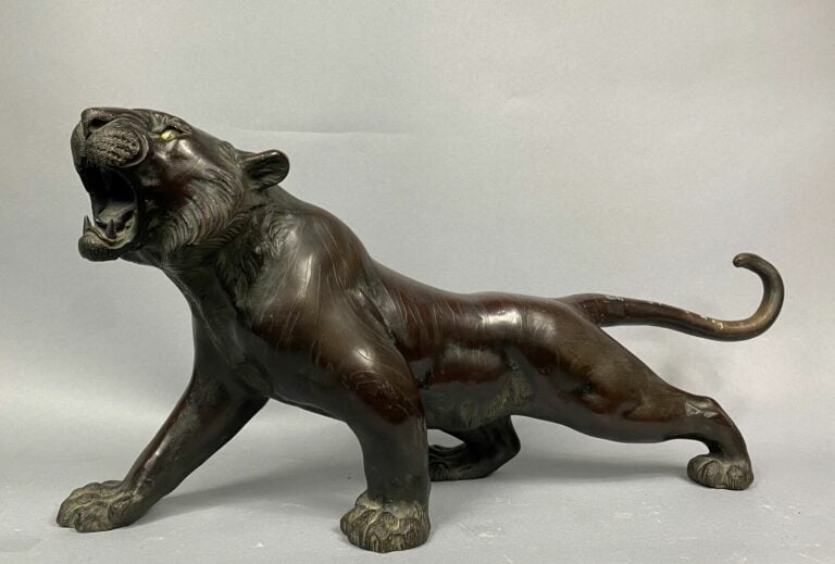 Japon - Tigre rugissant en bronze à patine brune, les yeux incrustés de sulfure…