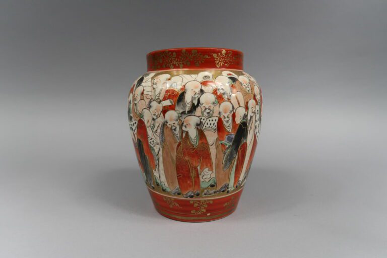 Japon - Vase en porcelaine émaillé dans le goût Kutani à décor de sages et fris…