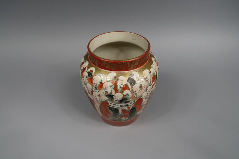 Japon - Vase en porcelaine émaillé dans le goût Kutani à décor de sages et fris…