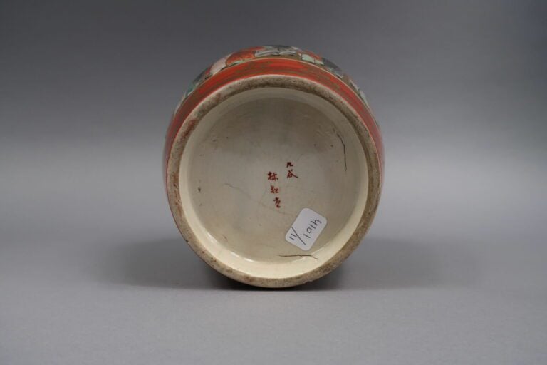 Japon - Vase en porcelaine émaillé dans le goût Kutani à décor de sages et fris…