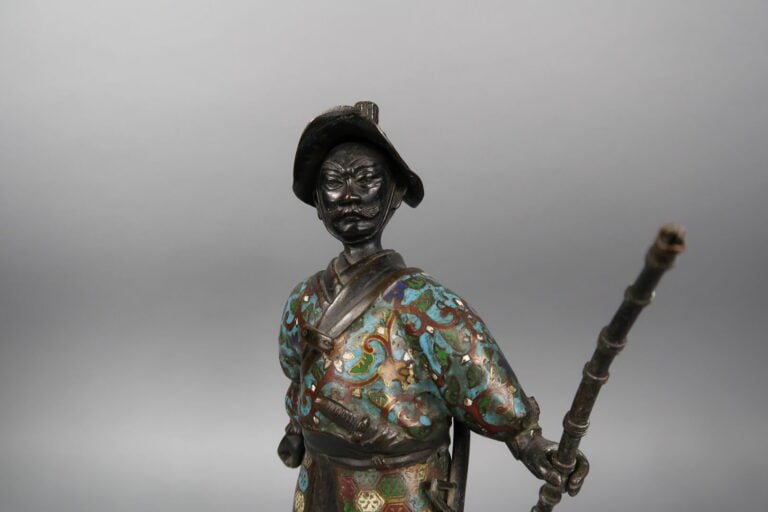 Japon, XIXe siècle - Sujet en émaux cloisonnés à l'effigie d'un samouraï se ten…