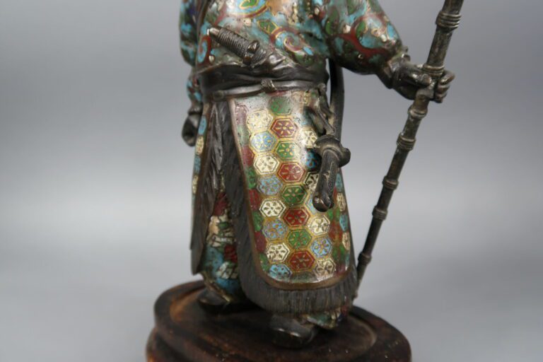 Japon, XIXe siècle - Sujet en émaux cloisonnés à l'effigie d'un samouraï se ten…
