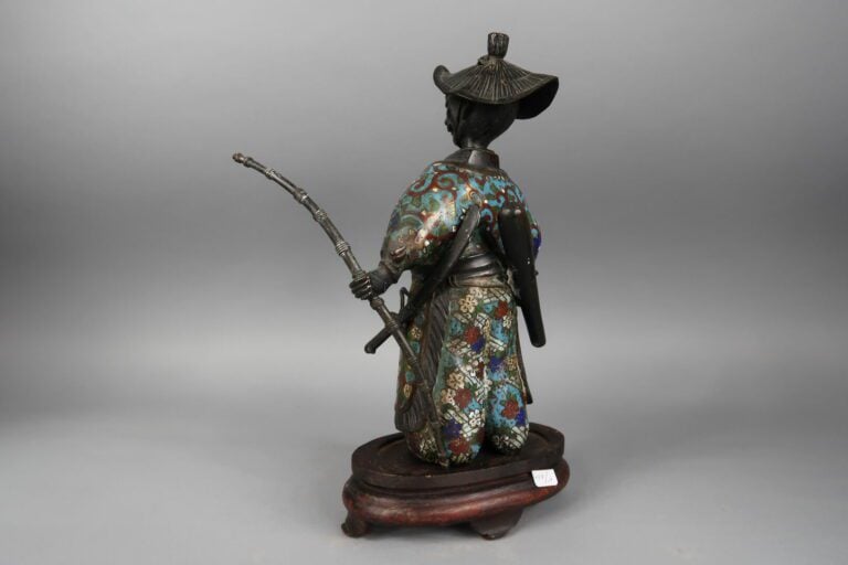 Japon, XIXe siècle - Sujet en émaux cloisonnés à l'effigie d'un samouraï se ten…
