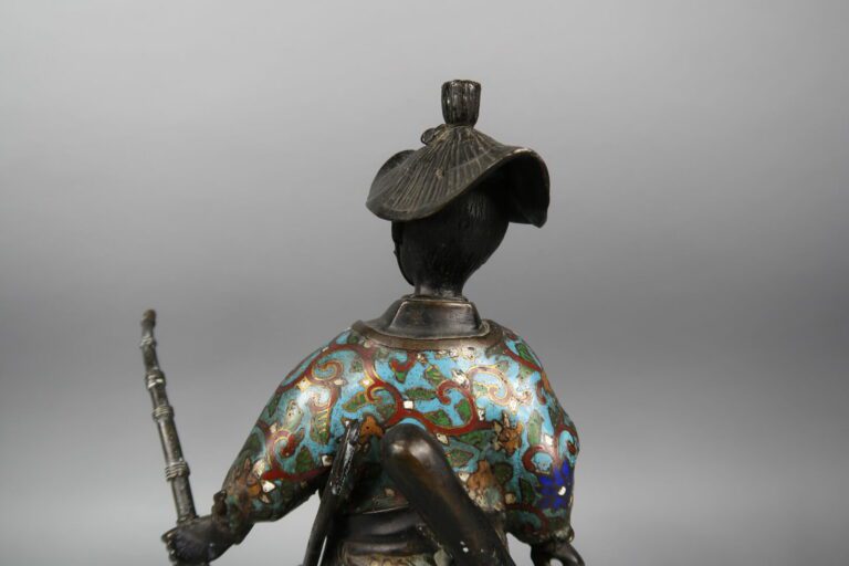 Japon, XIXe siècle - Sujet en émaux cloisonnés à l'effigie d'un samouraï se ten…