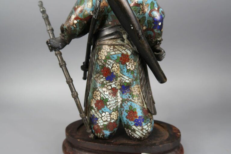 Japon, XIXe siècle - Sujet en émaux cloisonnés à l'effigie d'un samouraï se ten…