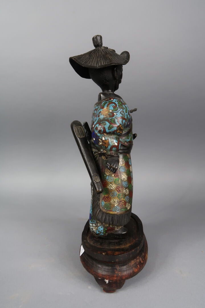 Japon, XIXe siècle - Sujet en émaux cloisonnés à l'effigie d'un samouraï se ten…