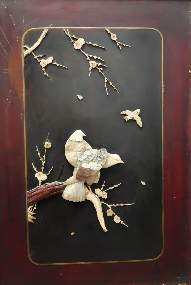 Japon, XXe siècle - Panneau à décor de volatiles branchés en incrustation de na…