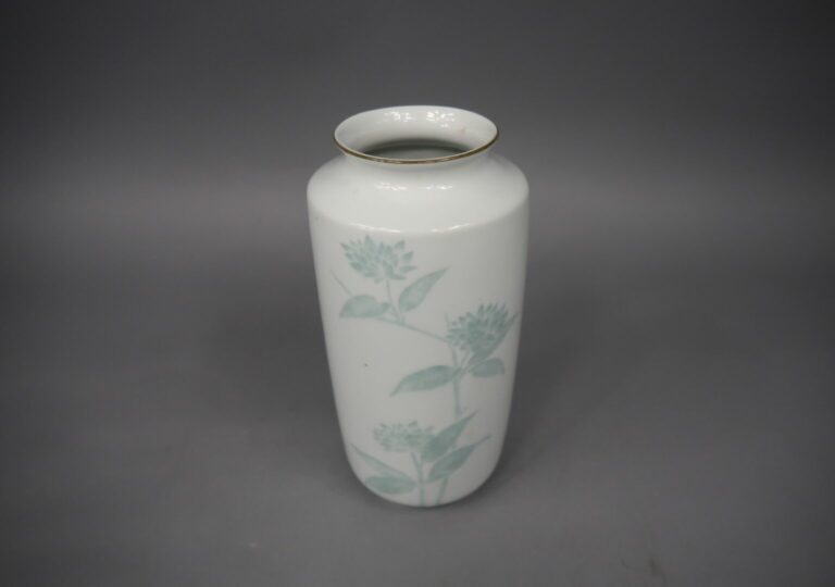 Japon, vers 1920 - Vase en céramique dans les tons bleus à décor de branchages…