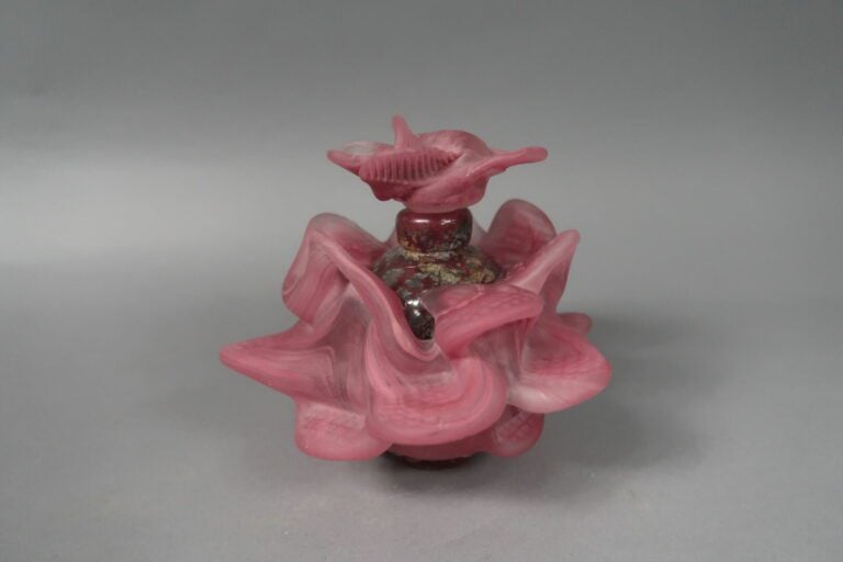 Jean Claude NOVARO (1943-2015) - Fleurs - Flacon en verre soufflé teinté rose e…