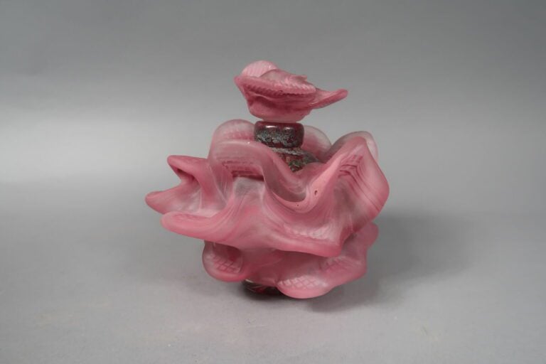 Jean Claude NOVARO (1943-2015) - Fleurs - Flacon en verre soufflé teinté rose e…