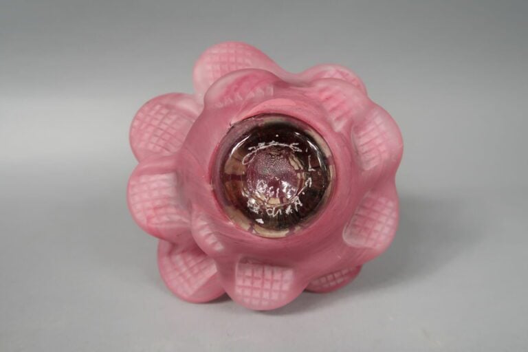 Jean Claude NOVARO (1943-2015) - Fleurs - Flacon en verre soufflé teinté rose e…