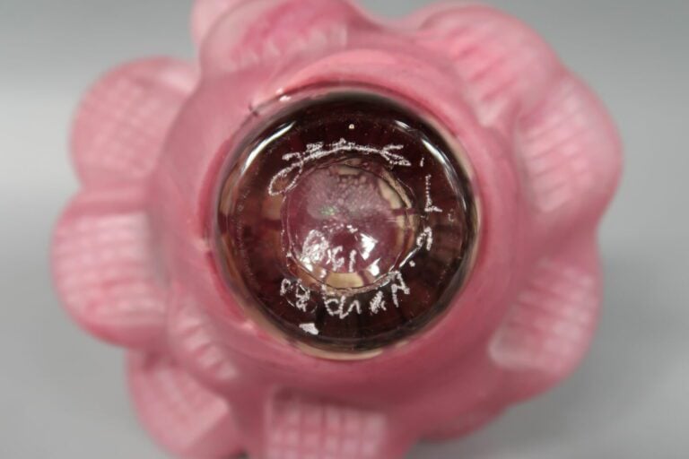 Jean Claude NOVARO (1943-2015) - Fleurs - Flacon en verre soufflé teinté rose e…