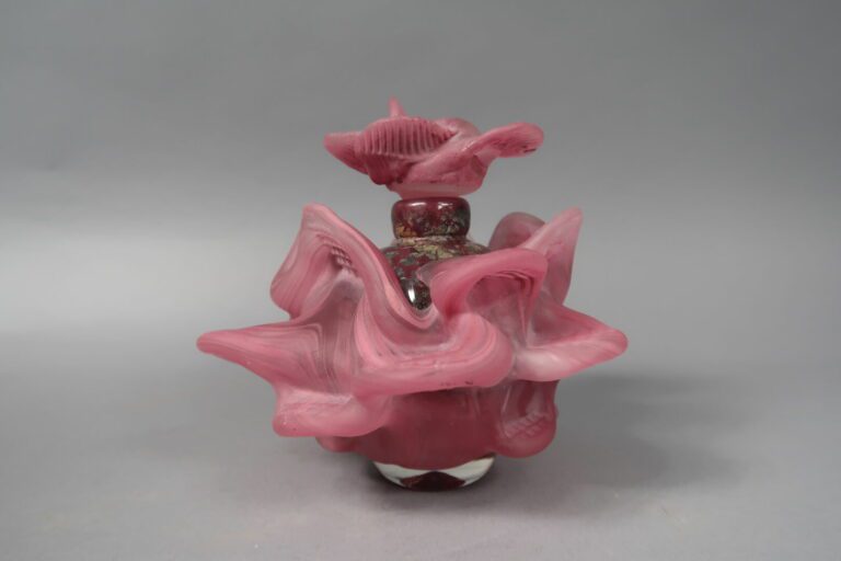 Jean Claude NOVARO (1943-2015) - Fleurs - Flacon en verre soufflé teinté rose e…
