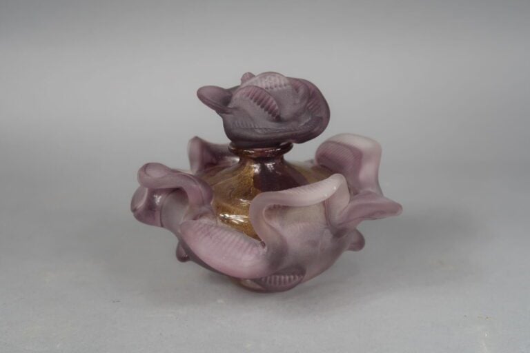 Jean Claude NOVARO (1943-2015) - Fleurs - Flacon en verre soufflé teinté violet…