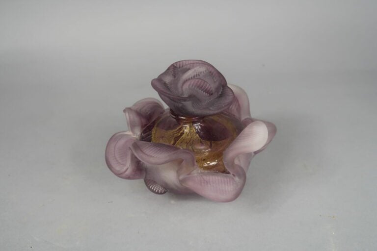 Jean Claude NOVARO (1943-2015) - Fleurs - Flacon en verre soufflé teinté violet…