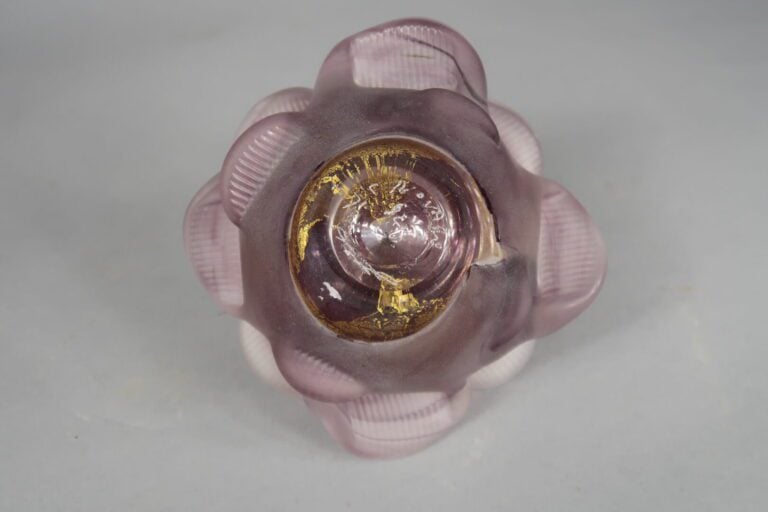 Jean Claude NOVARO (1943-2015) - Fleurs - Flacon en verre soufflé teinté violet…