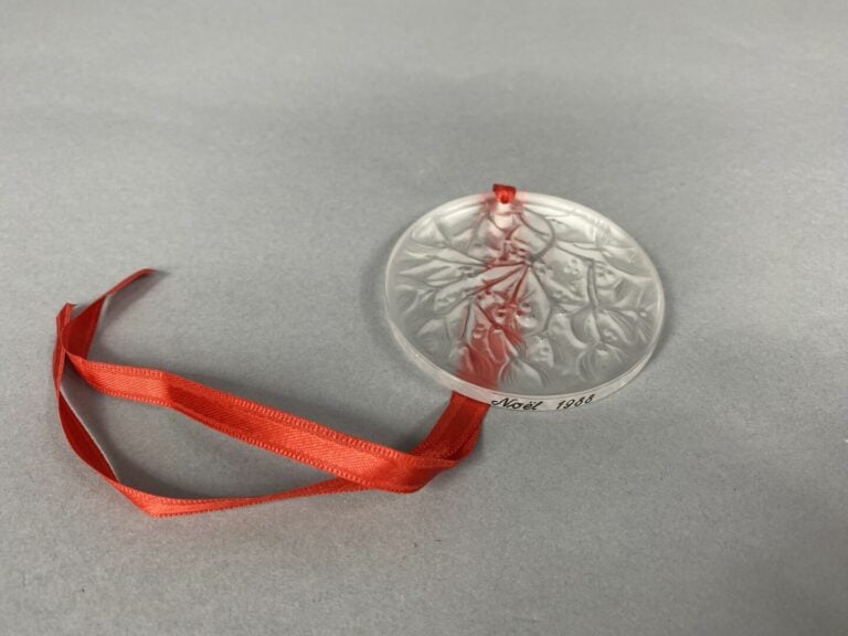 LALIQUE France - Ensemble de deux médaillons à suspendre en verre moulé-pressé…