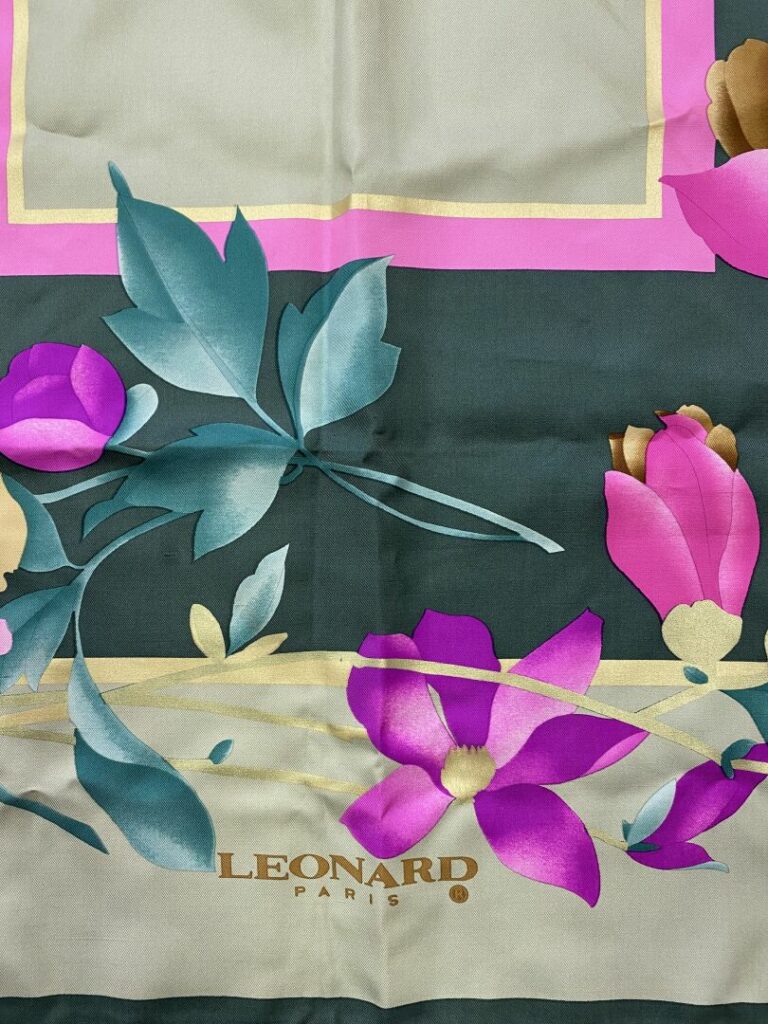 LEONARD - Carré en soie à motifs floraux sur fond beige et vert - (tache)