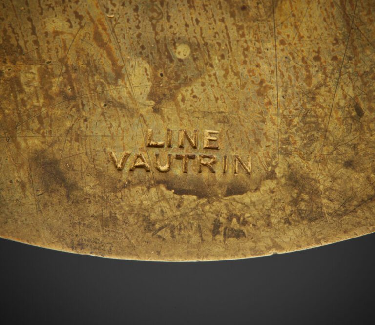 LINE VAUTRIN (1913-1997) - POUDRIER légèrement ovalaire en bronze doré, ouvrant…