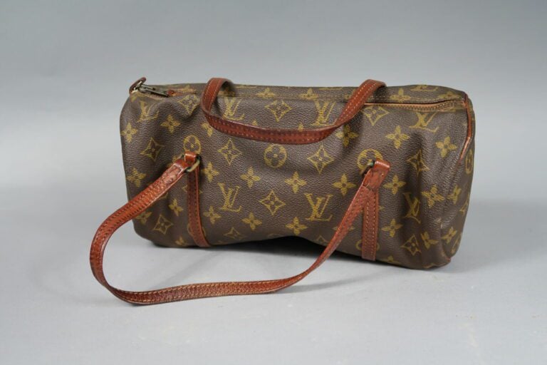 LOUIS VUITTON - Sac "Papillon" 30 cm en toile enduite monogram, double anse en…