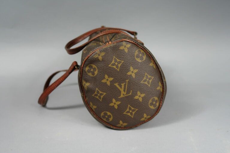 LOUIS VUITTON - Sac "Papillon" 30 cm en toile enduite monogram, double anse en…